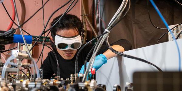 旗忠梁, JILA和物理系博士研究生, 演示了激光酒精测试仪的工作原理, 在JILA的Ye实验室.