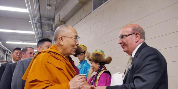 2016年，菲尔·迪斯泰法诺总理与达赖喇嘛合影