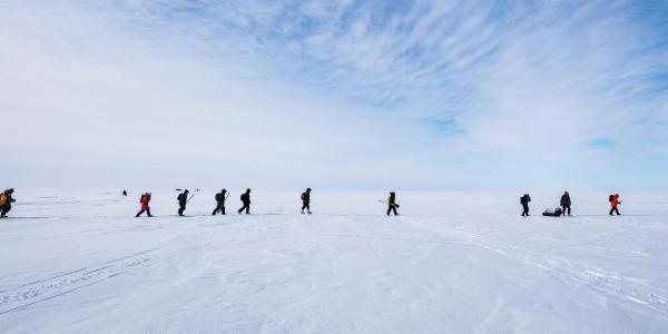 新葡京博彩官网的研究人员徒步穿越北极研究气候