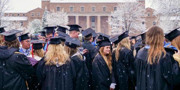 下雪天，诺林广场上的毕业生