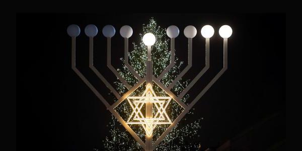 德国柏林勃兰登堡门圣诞树前的一个大烛台