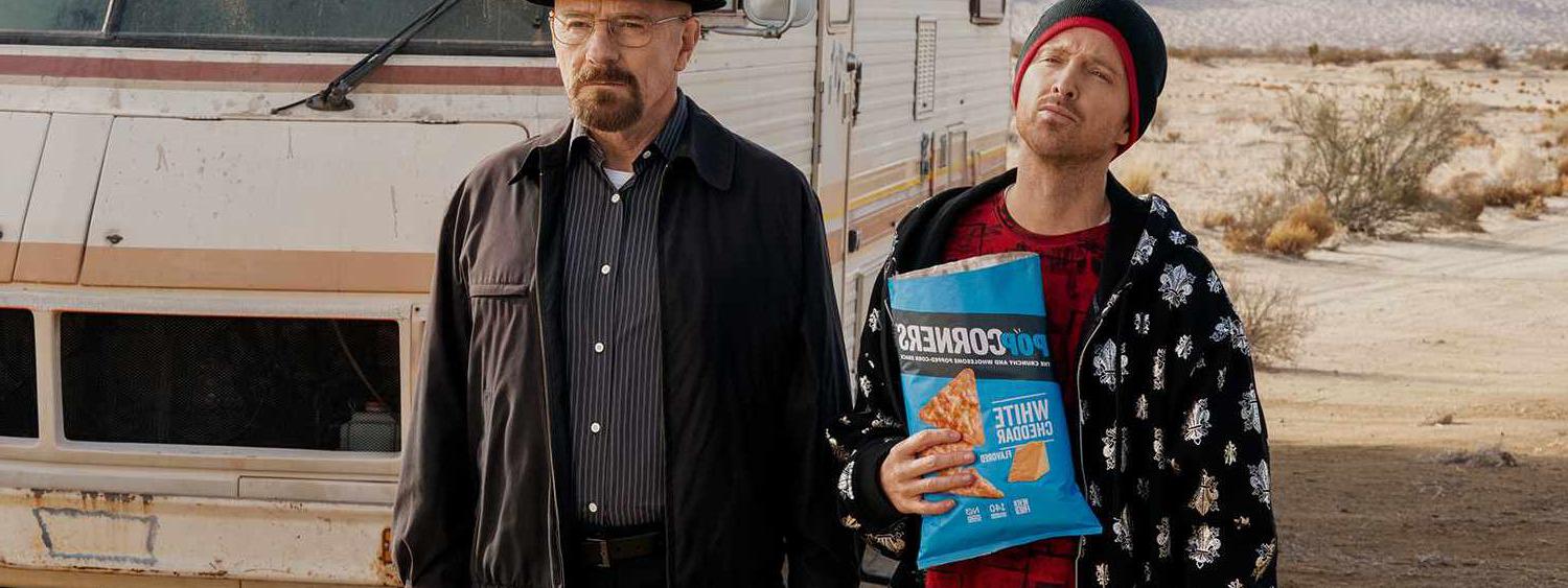 《绝命毒师》中的演员亚伦·保罗和布莱恩·克兰斯顿出演了最新的PopCorners超级碗广告.